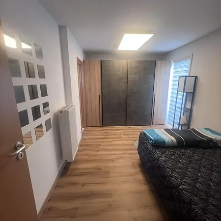 Zentrale 2-zimmer-wohnung Mit Kueche & Bad In