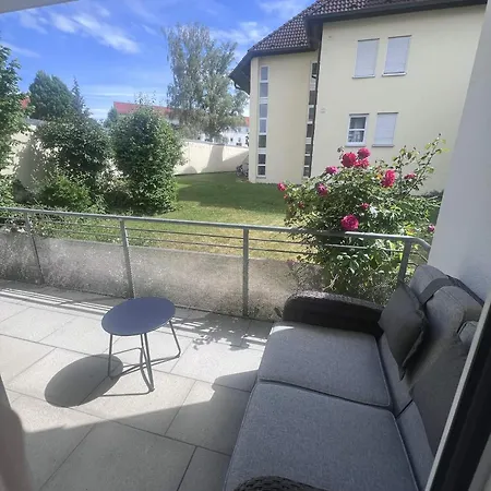 Zentrale 2-zimmer-wohnung Mit Kueche & Bad In アパート